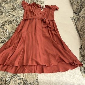 Flutter sleeve dress